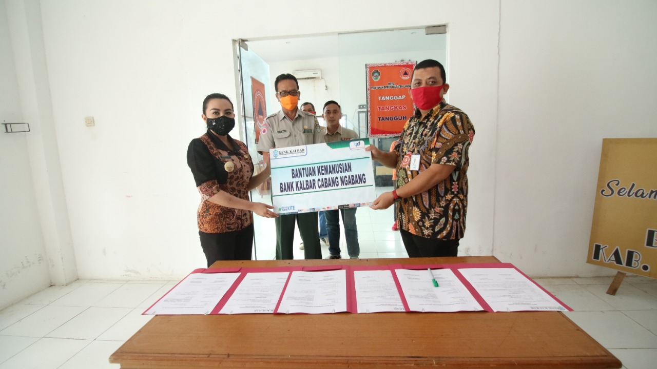 bupati-landak-menerima-bantuan-dari-bank-kalbar.jpg