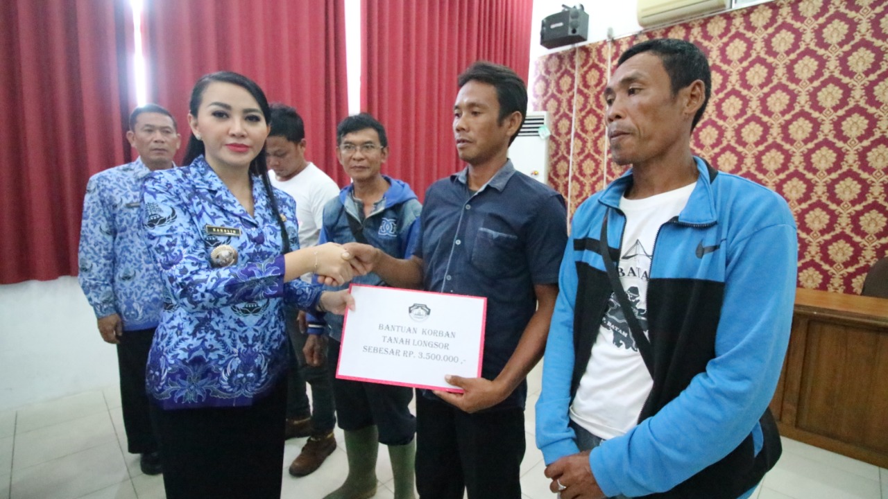 bupati-landak-serahkan-bantuan-bagi-korban-bencana-alam-dan-sosial.jpg