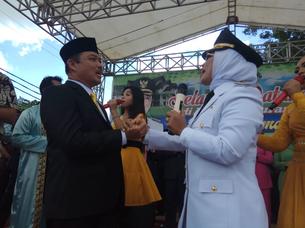 bupati-mempawah-hj-erlina-bersama-suaminya-wakil-gubernur-kalbar-ria-norsan-1.jpg<pf>bupati-mempawah-hj-erlina-bersama-suaminya-wakil-gubernur-kalbar-ria-norsan-2.jpg<pf>bupati-mempawah-hj-erlina-bersama-suaminya-wakil-gubernur-kalbar-ria-norsan-3.jpg