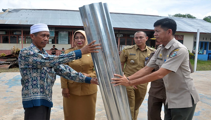 bupati-mempawah-hj-erlina-yang-juga-ketua-pmi-mempawah-didamiping-kepala-bpbd2342019.jpg