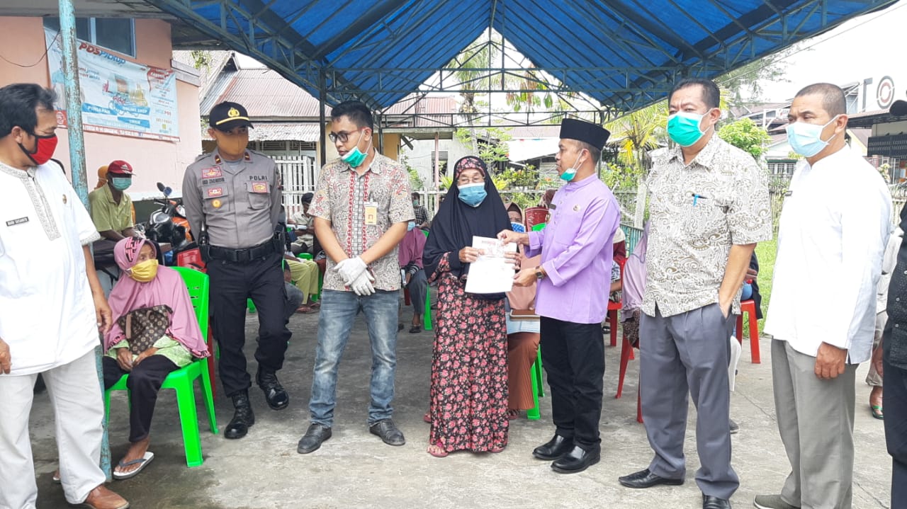 Bupati Atbah Serahkan BST, Penerima Diimbau Manfaatkan dengan Sebaik-baiknya