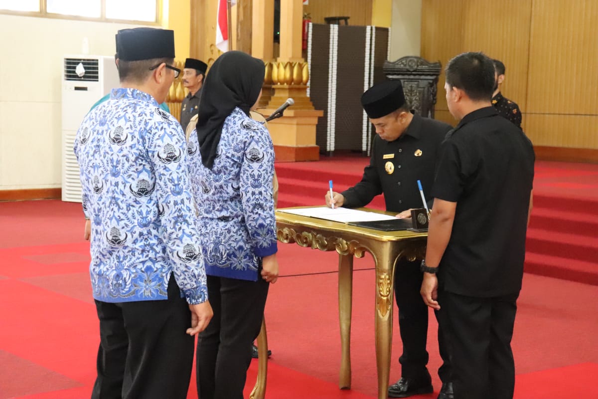 bupati-sambas-atbah-romin-suhaili-berita-acara-pelantikan-asn.jpg