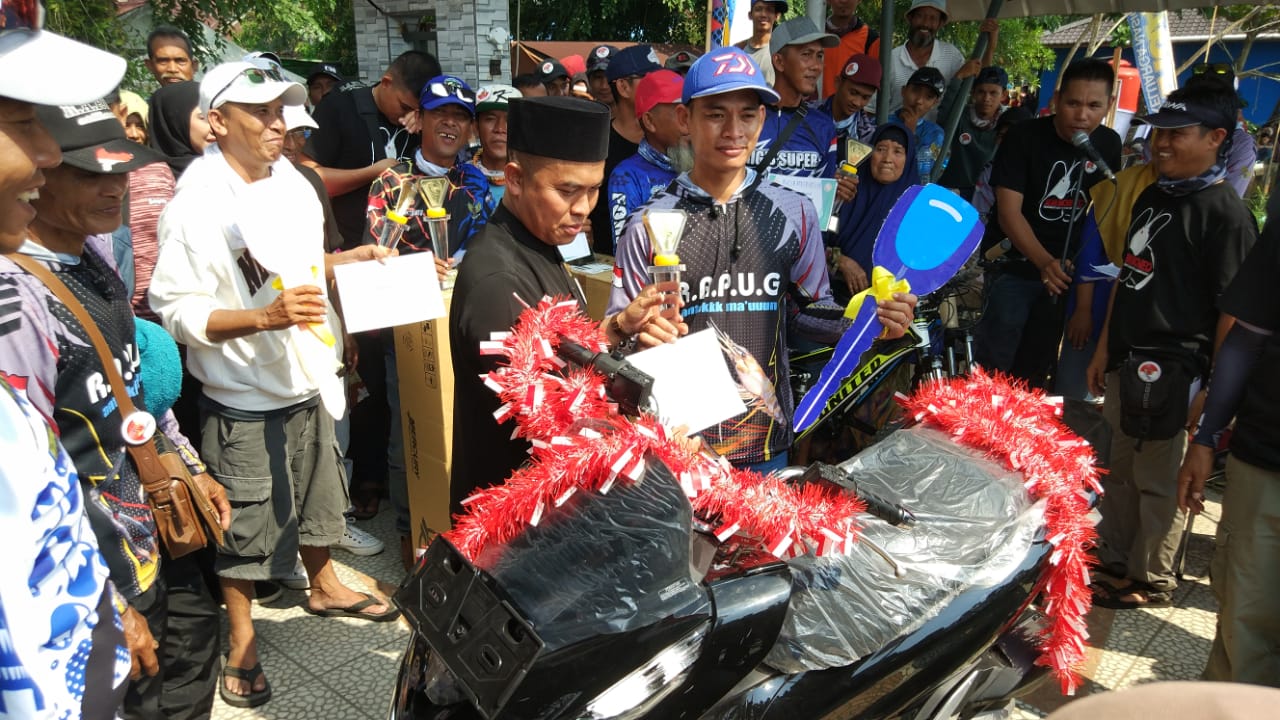 Bupati Sambas Atbah Suhaili: Mancing Udang Pererat Silaturahmi