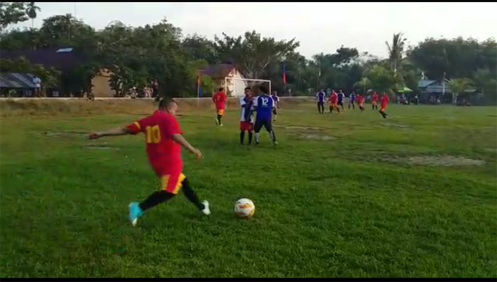 Bupati Sambas Beraksi di Lapangan Hijau, Cetak Satu Gol dalam Pembukaan Turnamen Sepakbola Tekarang