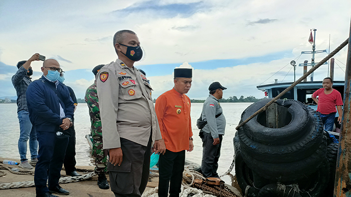 Bupati Sambas Pantau Proses Evakuasi KMP Bili