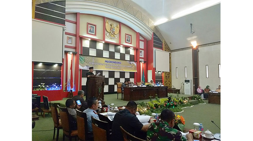 bupati-sambas-atbah-romin-suhaili-saat-memberikan-pengarahan-di-musrembang.jpg