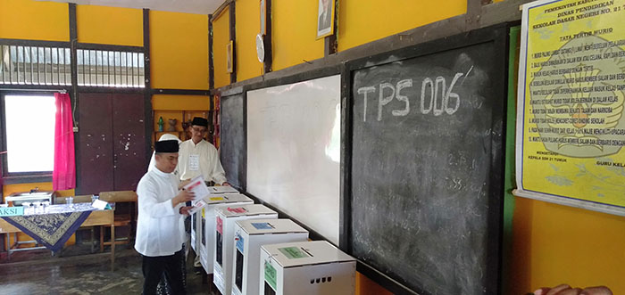 bupati-sambas-atbah-romin-suhaili-saat-mengantri-di-tps.jpg