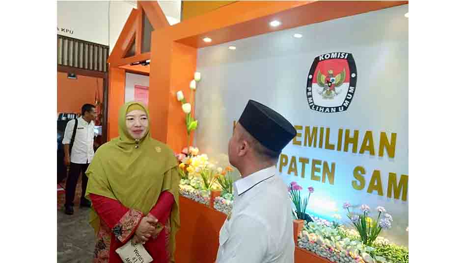 bupati-sambas-atbah-romin-suhaili-saat-meninjau-gudang-logistik-kpu-kabupaten-sambas.jpg