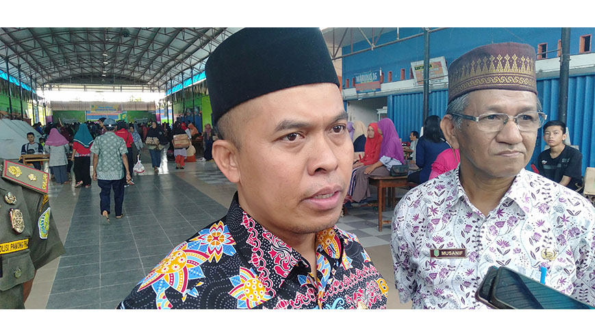 bupati-sambas-atbah-romin-suhaili-sesaat-setelah-membuka-kegiatan-operasi-pasar.jpg
