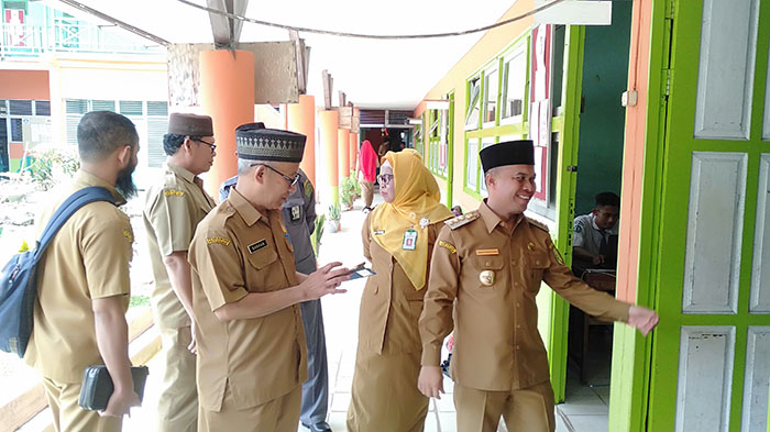 Bupati Sambas Pantau Pelaksanaan Ujian Nasional Tingkat SMK