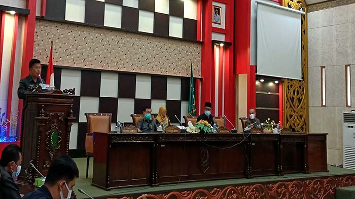 bupati-sambas-satono-saat-menyampaikan-jawaban-bupati.jpg