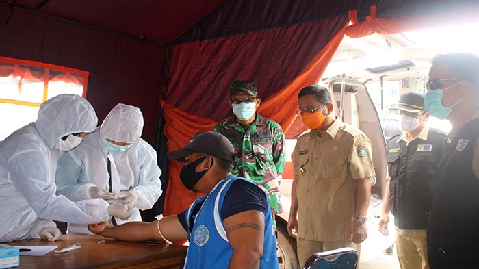 Tim Gugus Tugas Lakukan Rapid Test Massal Pedagang Hingga Masyarakat di Pasar Sekadau