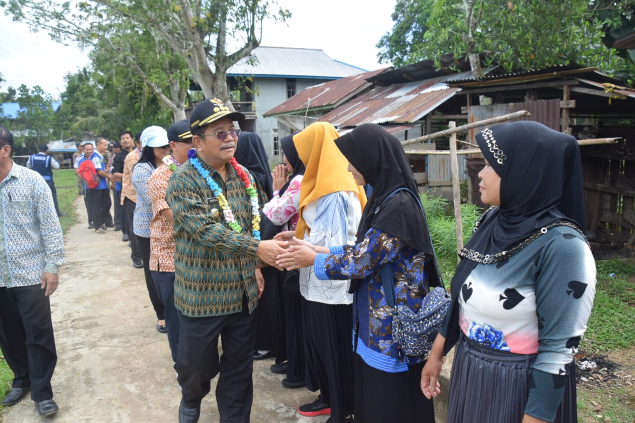 bupati-sekadau-rupinus-saat-menghadiri-pengobatan.jpg