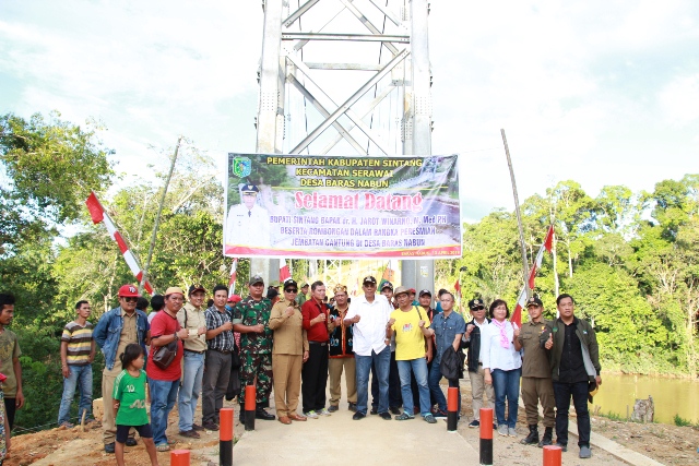 Bupati Sintang Resmikan Jembatan Gantung Rangka Baja di Desa Baras Nabun