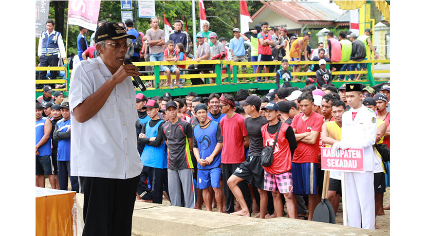bupati-sintang-jarot-winarno-membuka-lomba-sampan-bidar.jpg