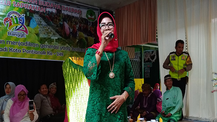 Camat Pontianak Selatan Spicles dengan Saprahan SDN 03 Pontianak