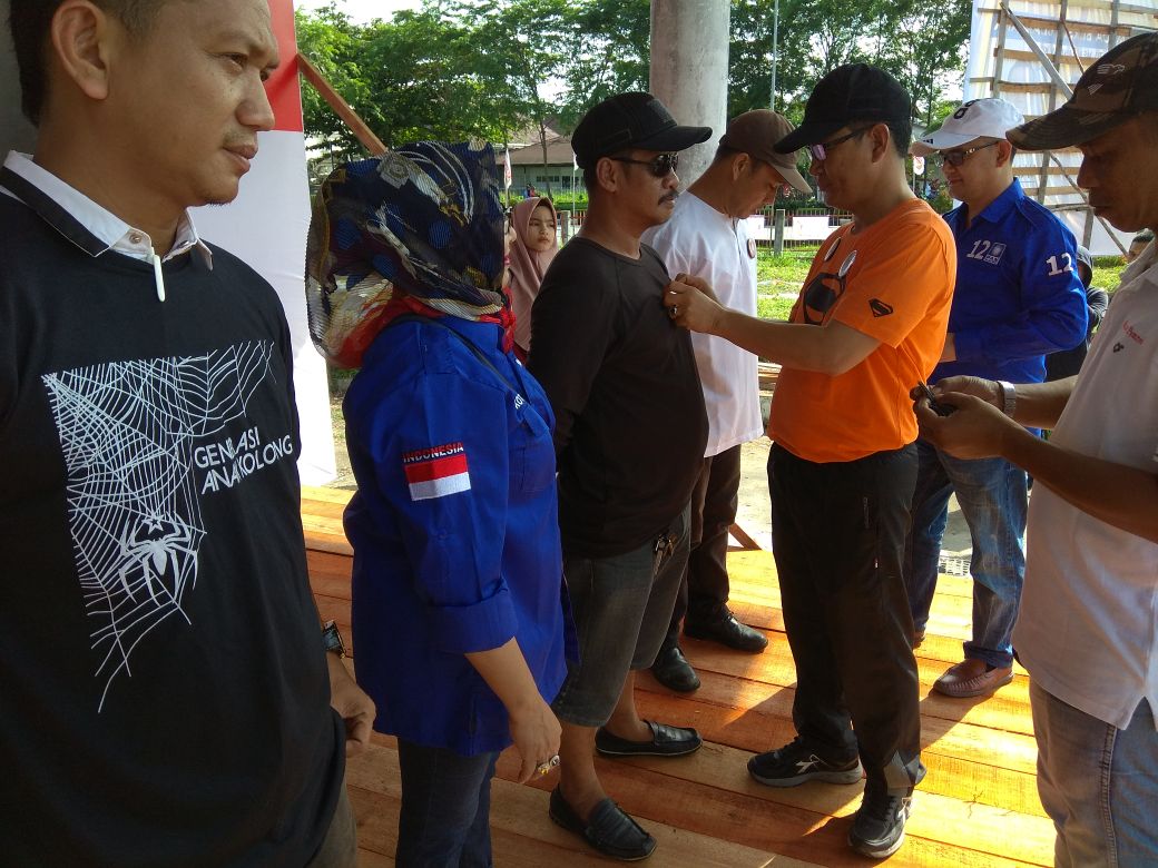 cawako-harry-adryanto-menyematkan-pin-pasangan-hy-pada-relawan_20180416_112724.jpg