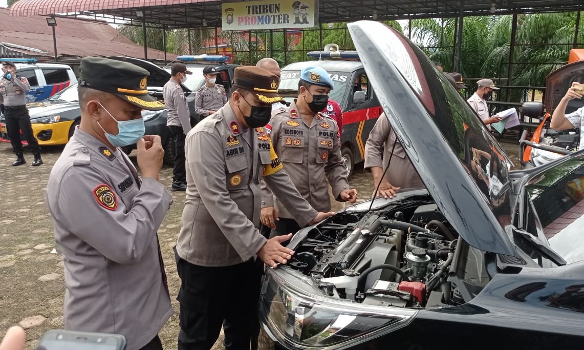 Untuk Kelayakan Operasional, Wakapolres Sanggau Lakukan Pengecekan Kendaraan Dinas