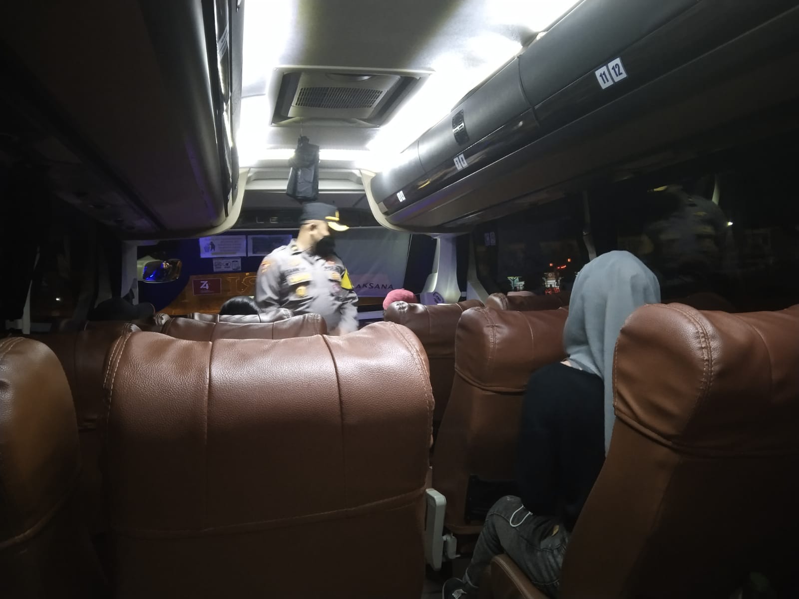 Ops Ketupat Kapuas, Polres Melawi Berikan Imbauan Kepada Penumpang Bus dan Cek Urine Pengemudi Bus