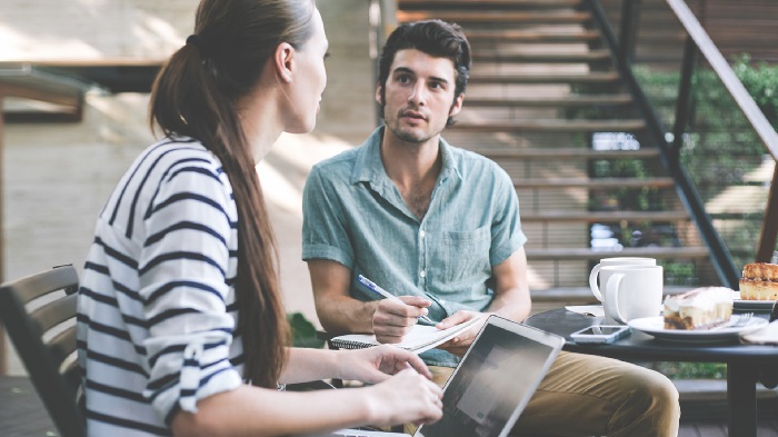 Sedang Naksir Cewek Introvert? 6 Cara Ini Bisa Membuat Dia Jatuh Hati Padamu