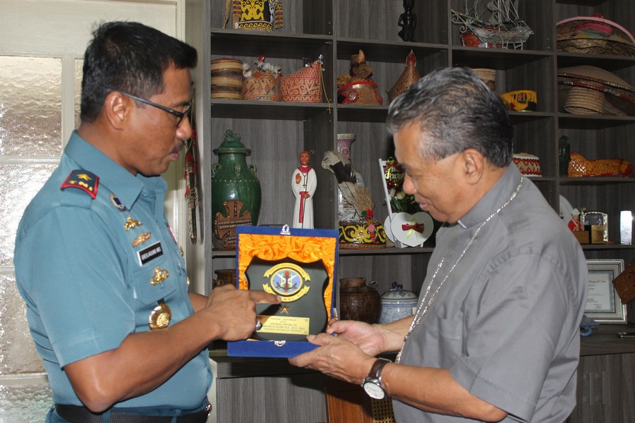Komandan Lantamal XII Pontianak Kunjungi Uskup Agung Pontianak