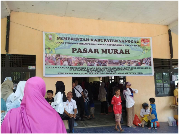 Disperindagkop Sanggau Gelar Pasar Murah di Tayan Hilir