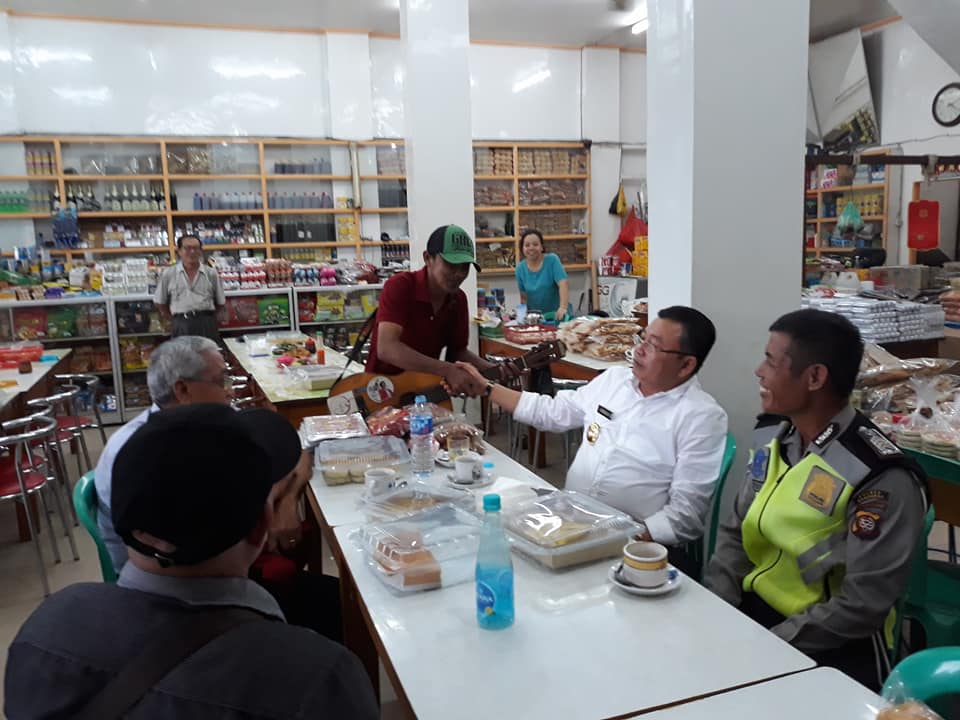 Asiknya Gubernur Cornelis Nyanyi Dengan Pengamen Sambil Ngopi