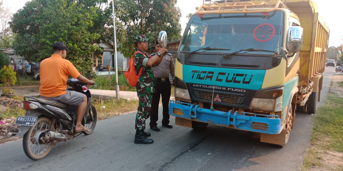 Peringati HUT Ke-74 RI, TNI dan Polisi Bagikan 150 Bendera di Simpang Hilir