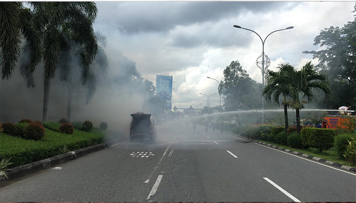 Mobil Xenia Merah Terbakar, Percikan Api Keluar Dari Bagasi