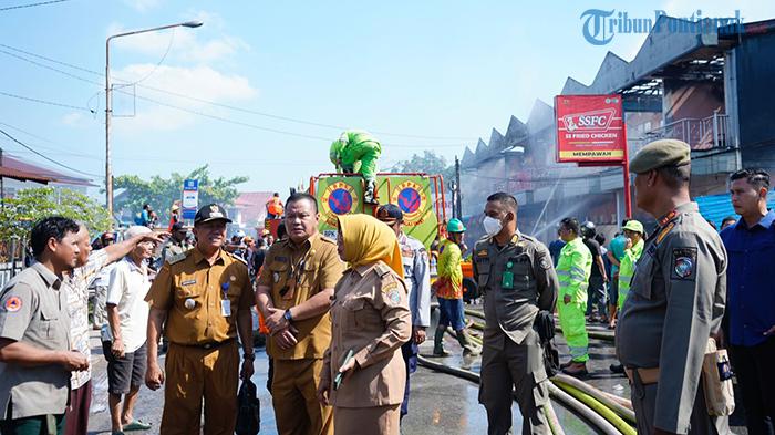 BPBD Lakukan Pendinginan Imbas Kebakaran di Kawasan Pasar Mempawah