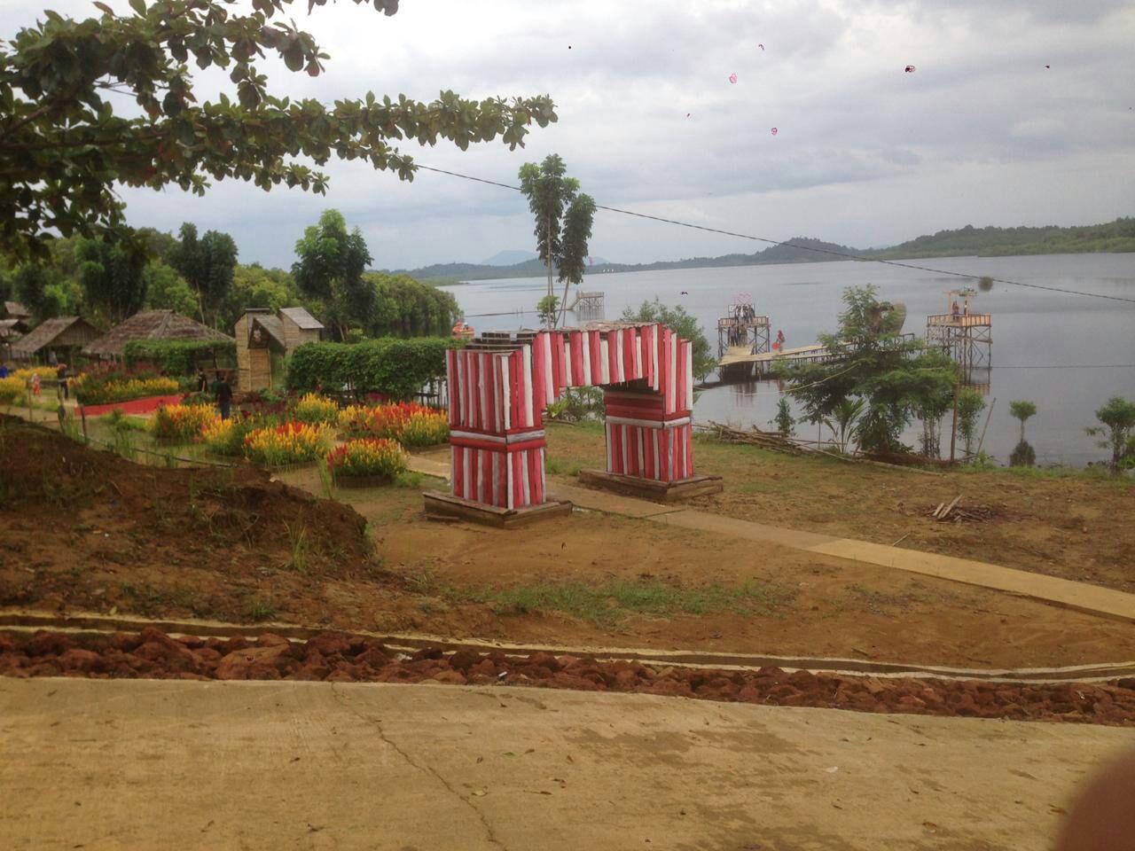 Dengan Rp 18 Ribu, Pengunjung Dapat Menikmati Keindahan Danau Laet