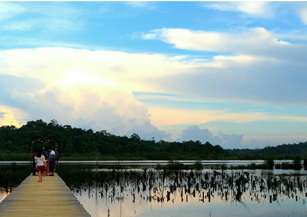 TRIBUN WIKI : 5 Hal Ini Bikin Kamu Bakal Terpikat Pesona Danau Laet Tayan Hilir