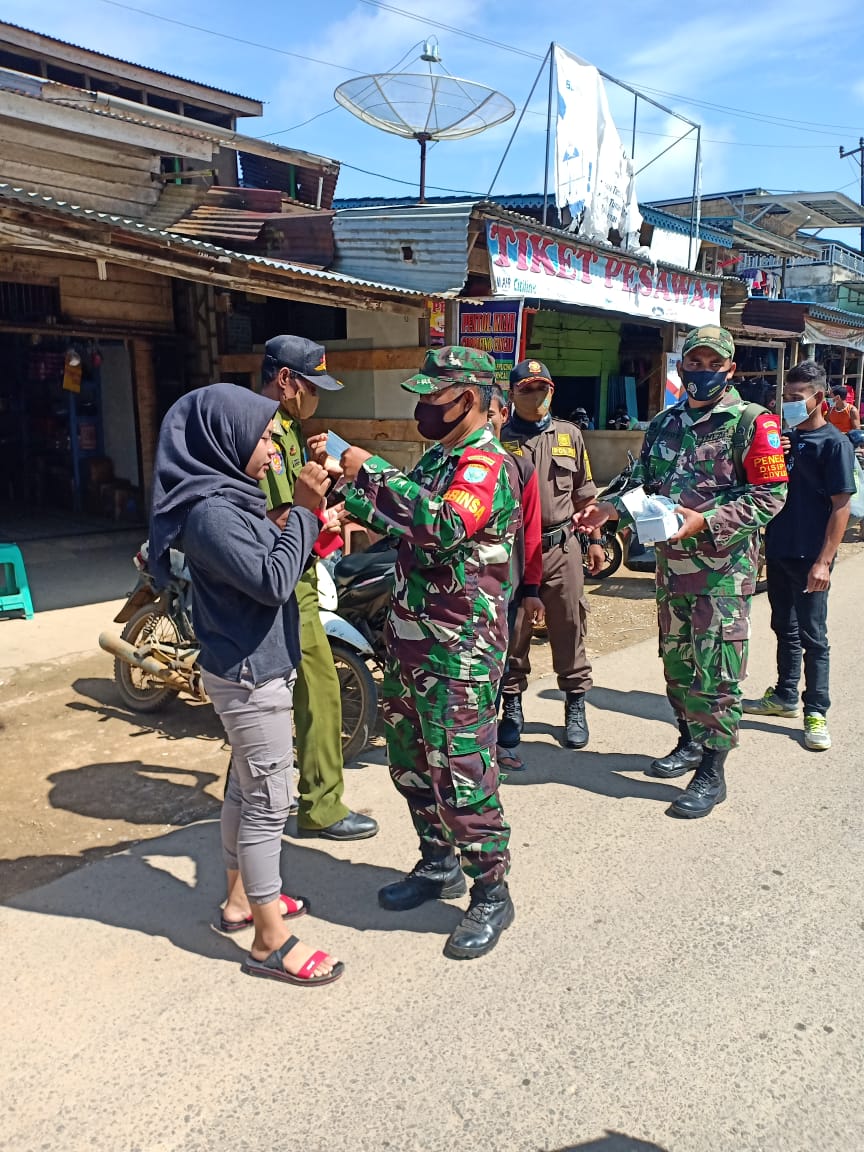 dandim-1202skw-pasangkan-warga-masker.jpg