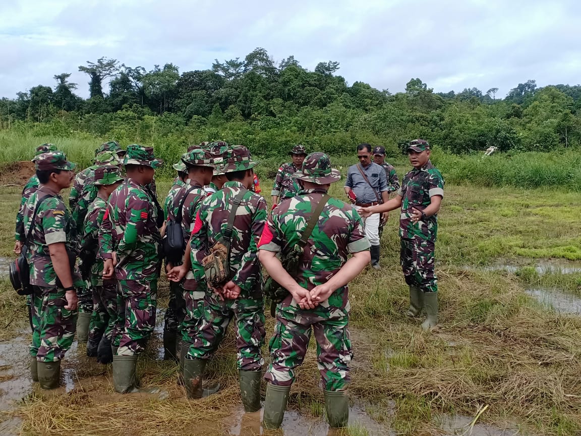 dandim-1204-sanggau-letkol-inf-gede-setiawan-giat-pembinaan-tehnik-ketahanan-pangan.jpg