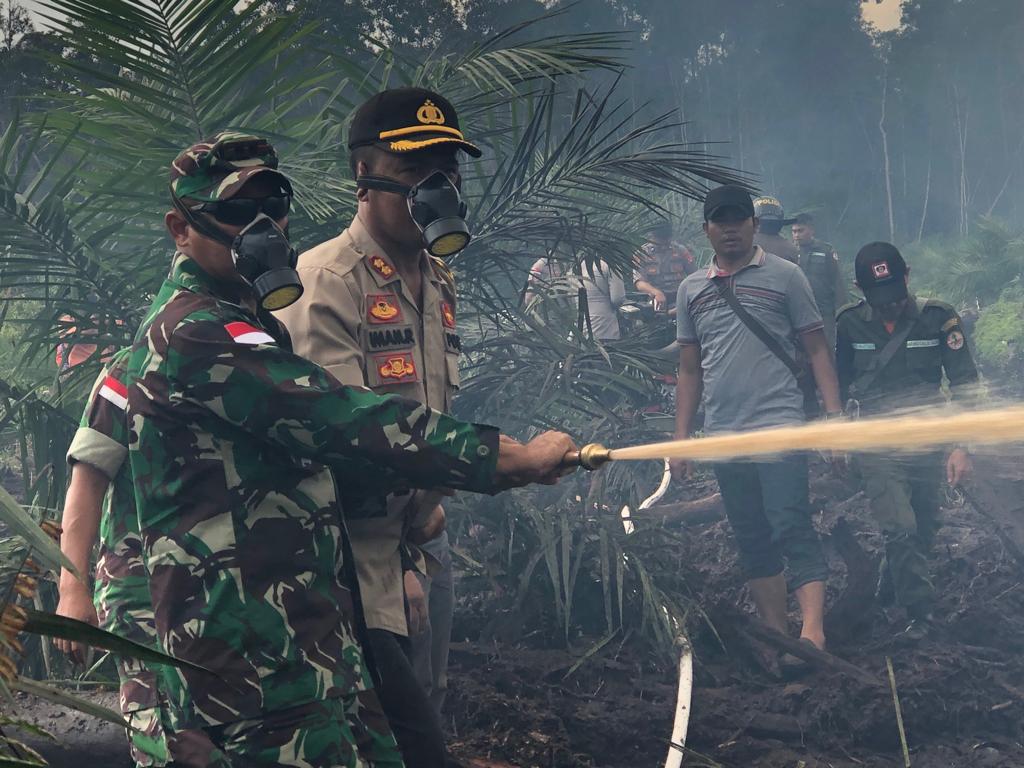 dandim-1204sgu-letkol-inf-gede-setiawan-pamadamkan-api-kebakaran-di-tayan-hilir.jpg