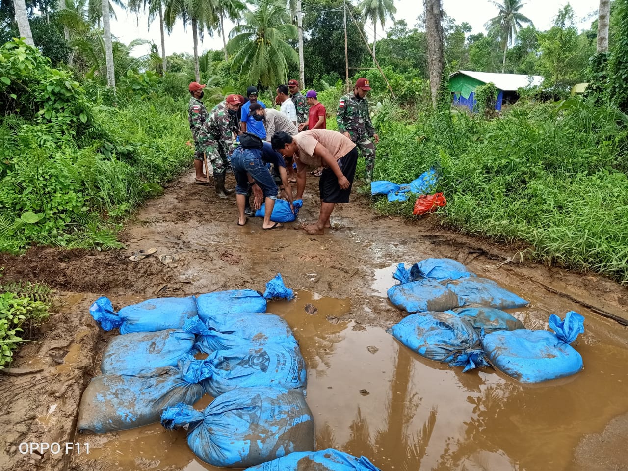 Satgas Pamtas Yonif R 641/Bru Kompak Bersama Warga Kerja Bakti Perbaiki Jalan Desa di Temajuk