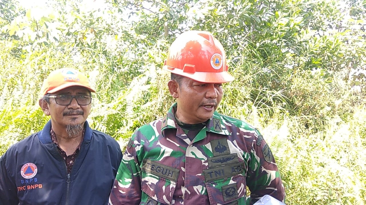 Terjun Padamkan Api, Danramil Pontianak Selatan Ancam Tindak Tegas Pembakar Lahan Gambut