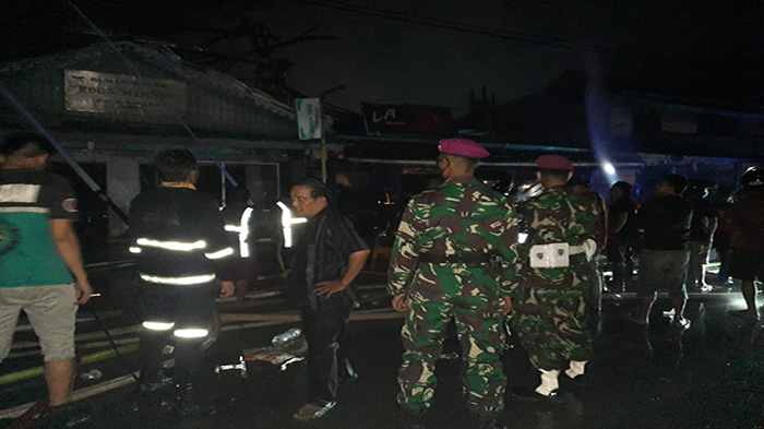 Yonmarhanlan XII Ikut Berjibaku Jinakkan Si Jago Merah di Deretan Ruko Depan Terminal Mempawah