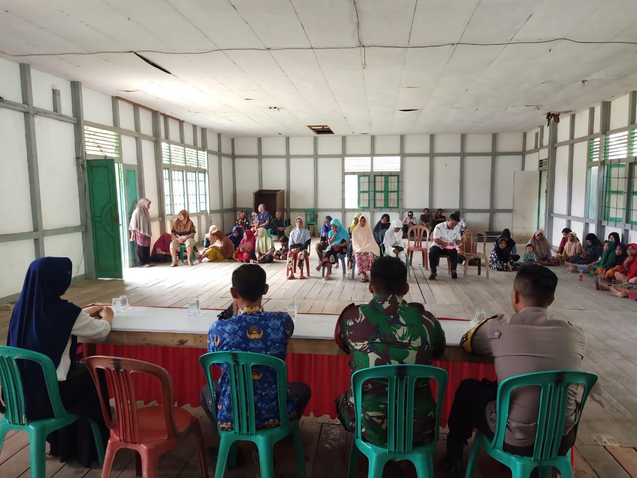 Bhabinkamtibmas Polsek Dedai Hadiri Pembagian BL-TDD Tahun Anggaran 2023 Desa Dedai Kanan