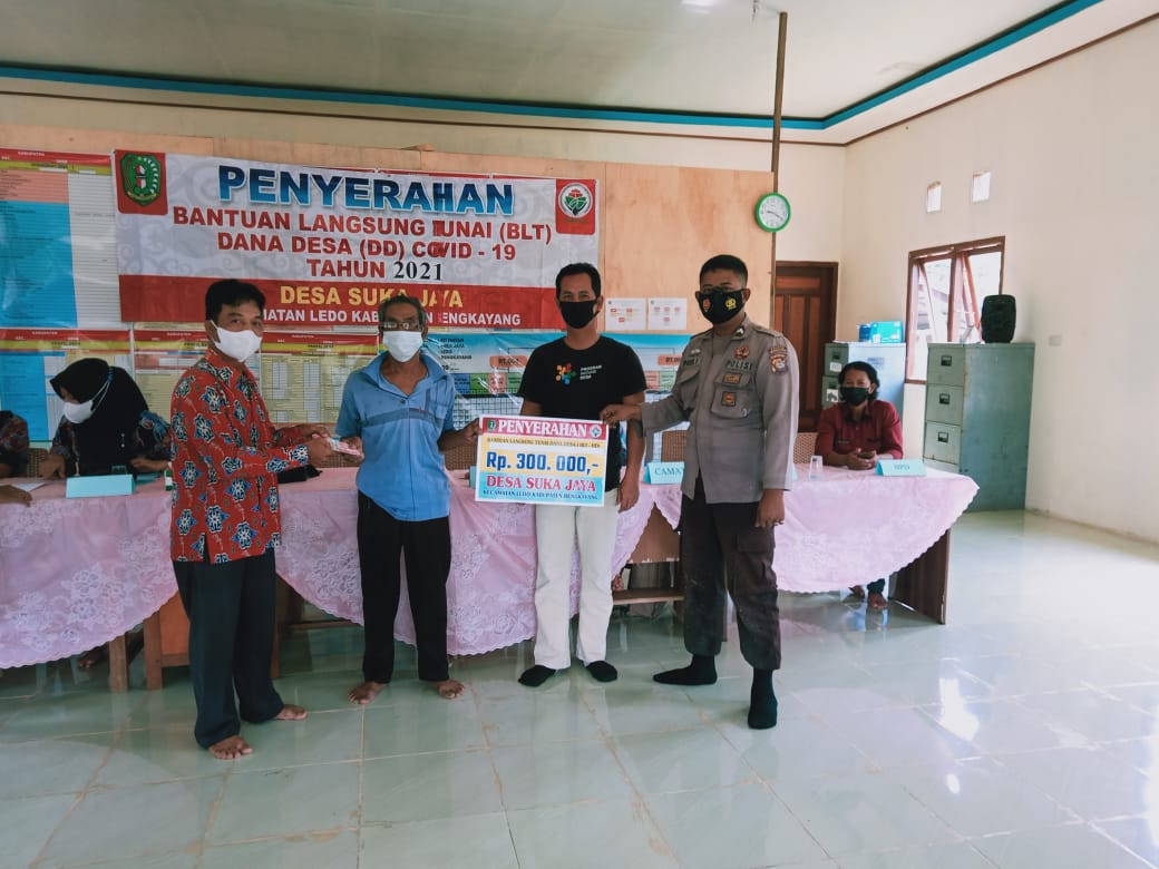 Anggota Bhabinkamtibmas Kawal Penyaluran BLT-DD di Desa Suka Jaya