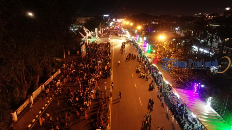 defile-kontingen-stq-nasional-ke-xxv-di-taman-alun-kapuas02.jpg
