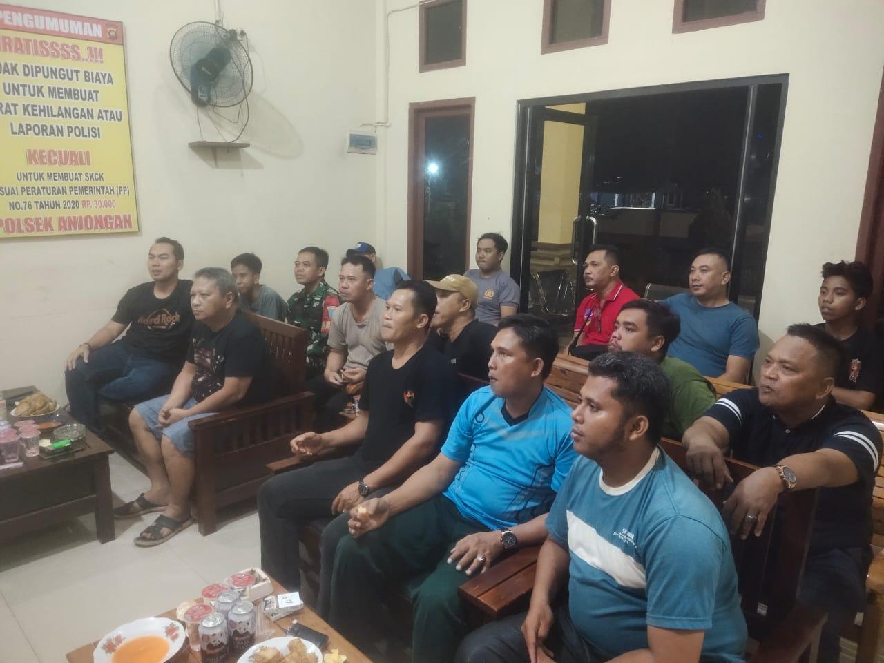 depan-paling-tepi-baju-hitam-mengadakan-nonton.jpg