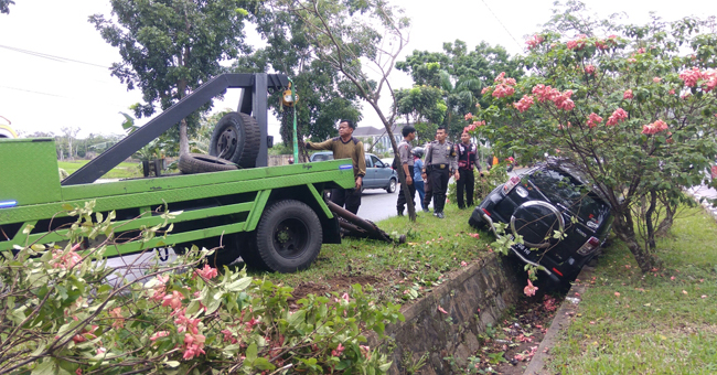 Mobil Terrios Masuk Dalam Parit Sekitar 100 Meter dari Kantor Bupati