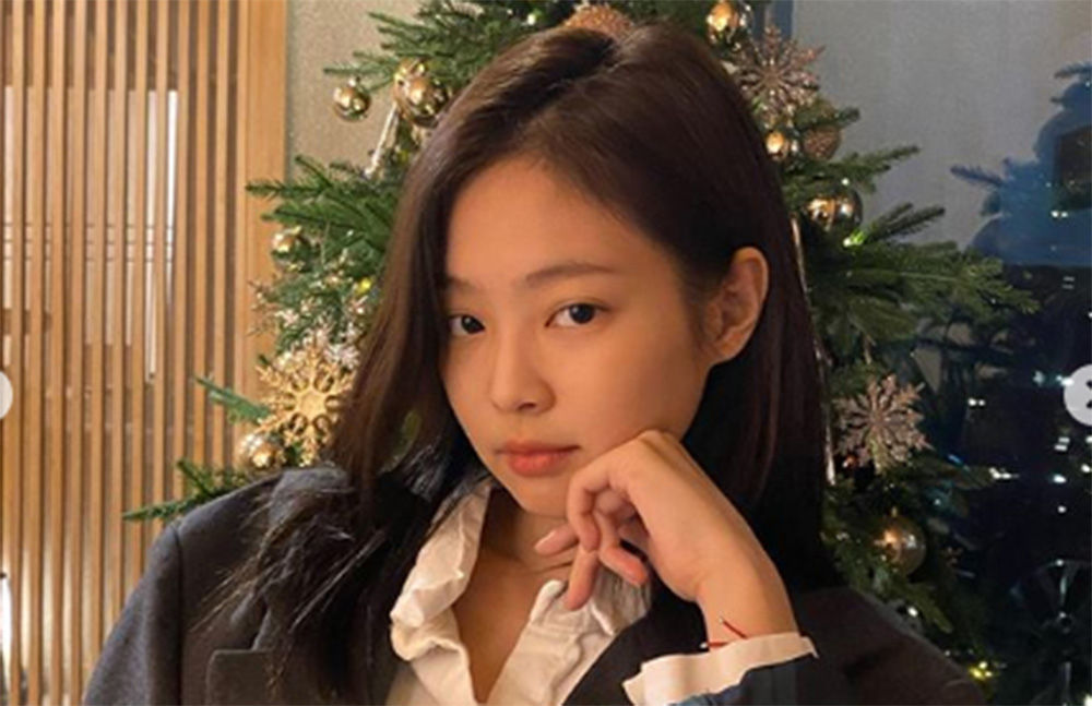 deretan-fashion-bandara-jennie-blackpink-curi-perhatian-di-desember-2019-klasik-hingga-menggemaskan.jpg