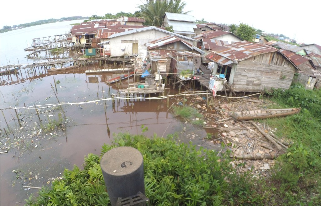 deretan-rumah-yang-berada-di-tepian-sungai-landak_20160410_221233.jpg