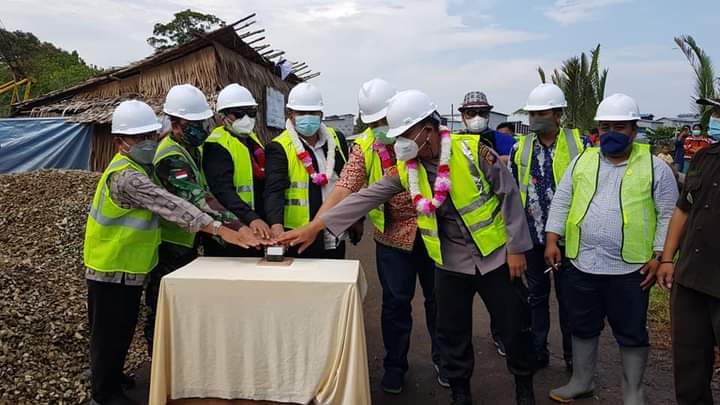 Anggota DPR RI Boyman Harun dan Bupati Citra Duani Tancap Tiang Pertama Pembangunan Jembatan Gantung