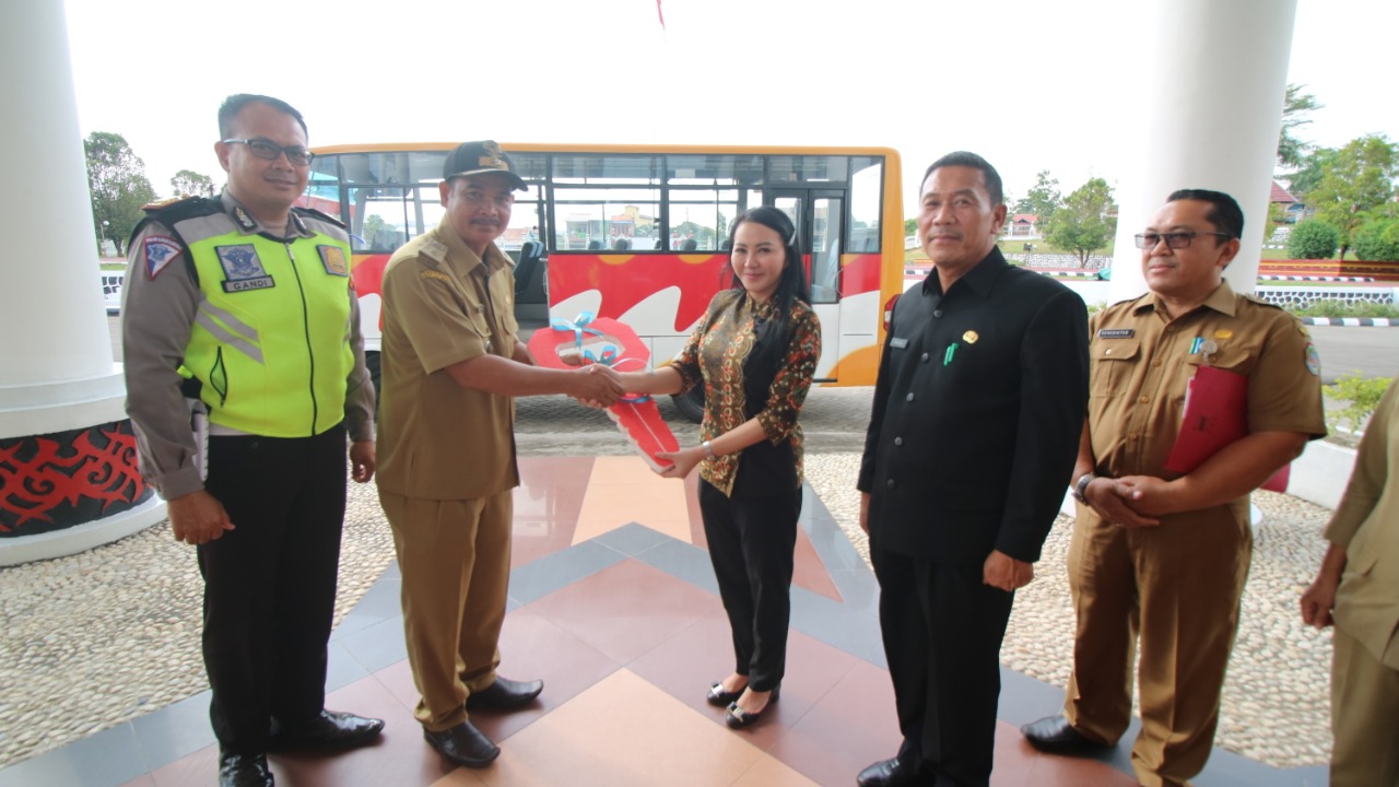 Bupati Landak Hibahkan Bus Angkutan Untuk Desa Hilir Kantor