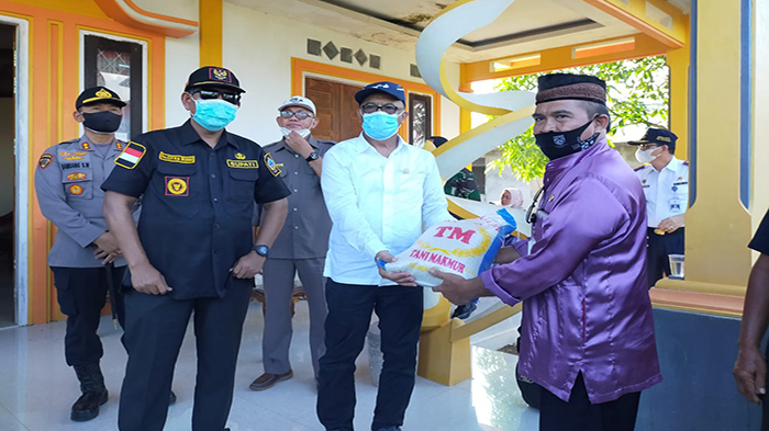 Syarief Abdullah Salurkan Bantuan Beras untuk Korban Banjir dan Longsor di Kayong Utara