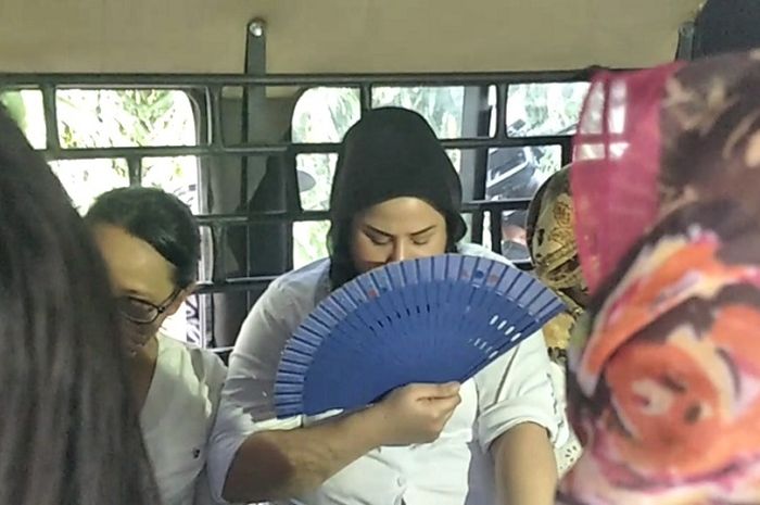 Jelang Sidang, Dhawiya Zaida Tutupi Wajah di Mobil Tahanan