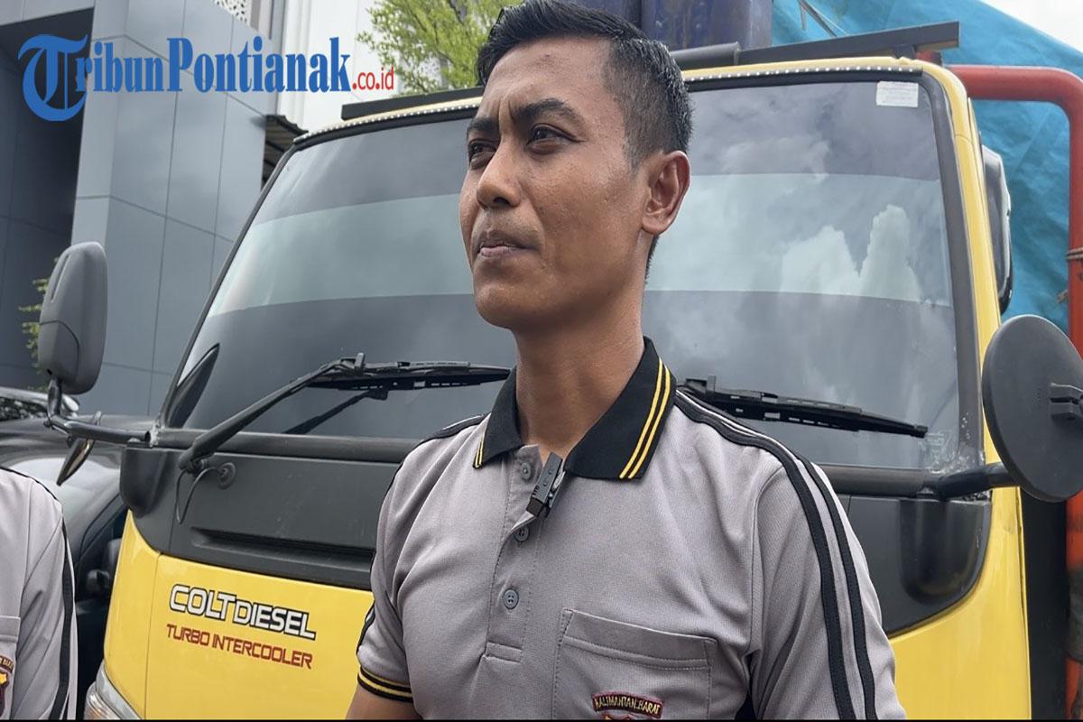 diamankan-polisi-berada-di-belakangnya.jpg